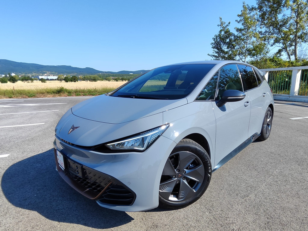 Born A/T 62kWh, TČ, Virtual Co., Výhrev, Full LED, ACC, TOP STAV